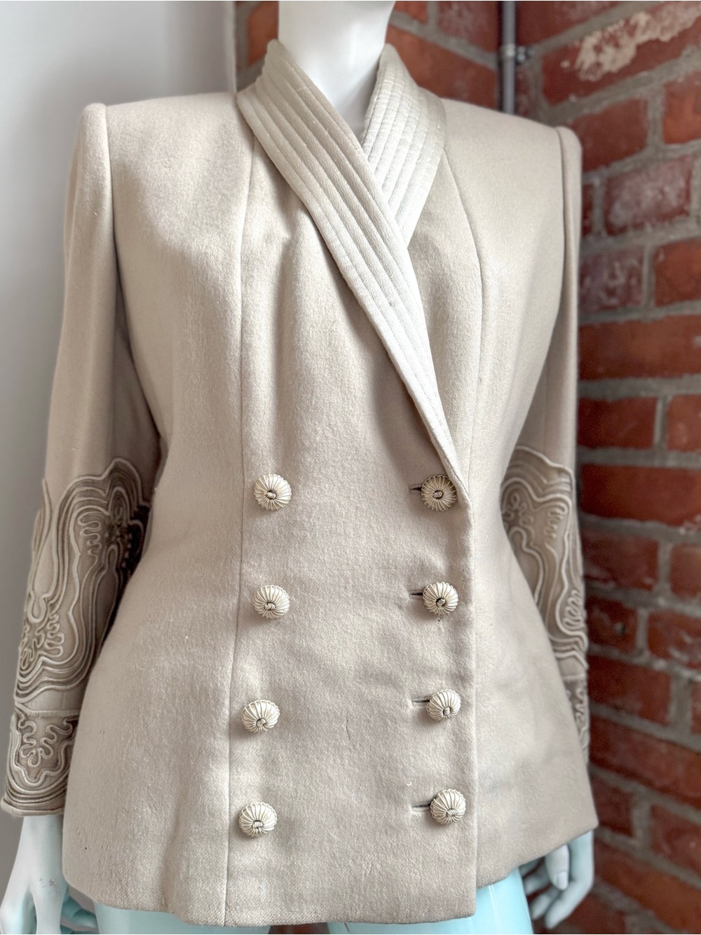 Vintage Valentino Haute Couture Ivory Embroidered Double-Breasted Jacket - Picture 3 of 11